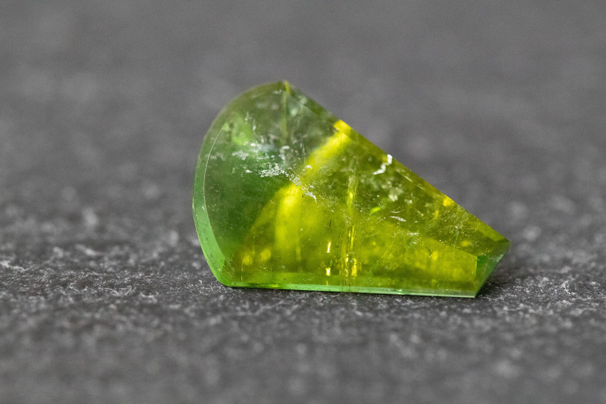Turmalin in Fantasieform mit einem Spiegelschliff und grüner Farbe