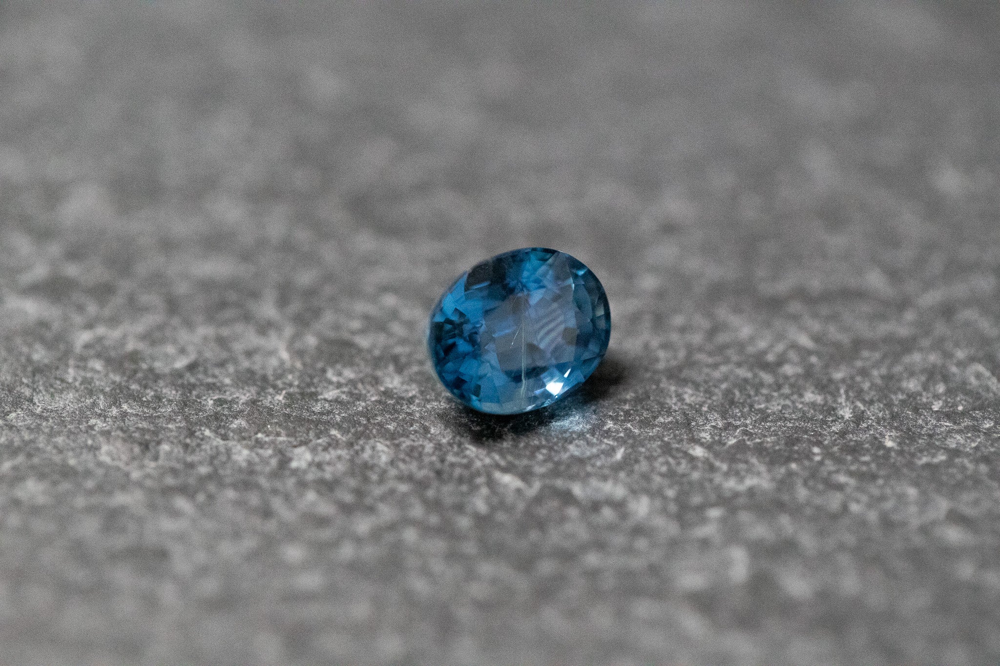 Saphir, oval, facettiert, blau