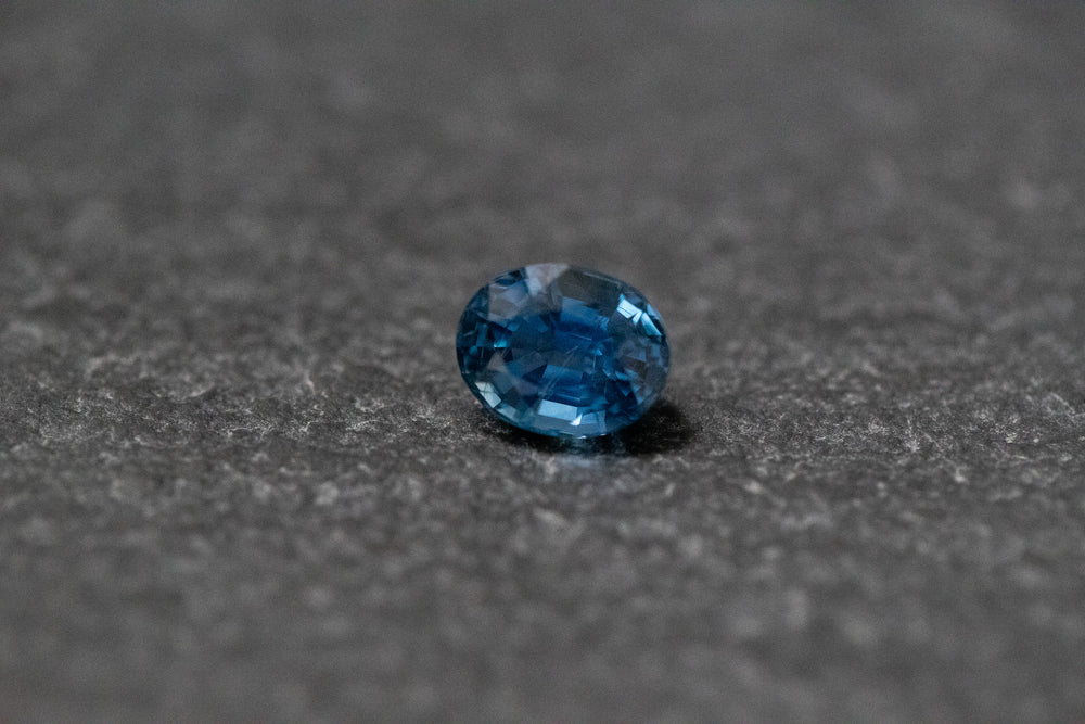 Saphir, oval, facettiert, blau