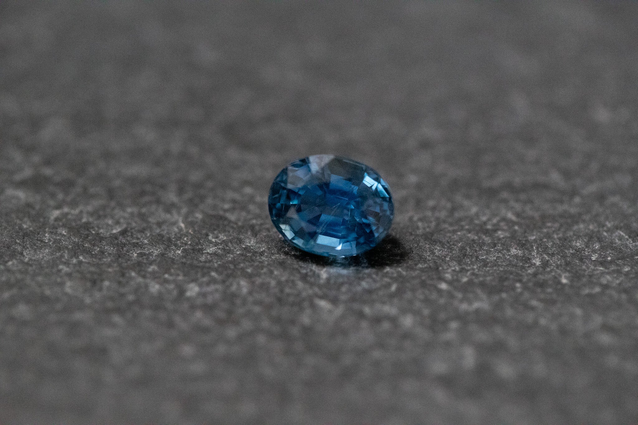 Saphir, oval, facettiert, blau