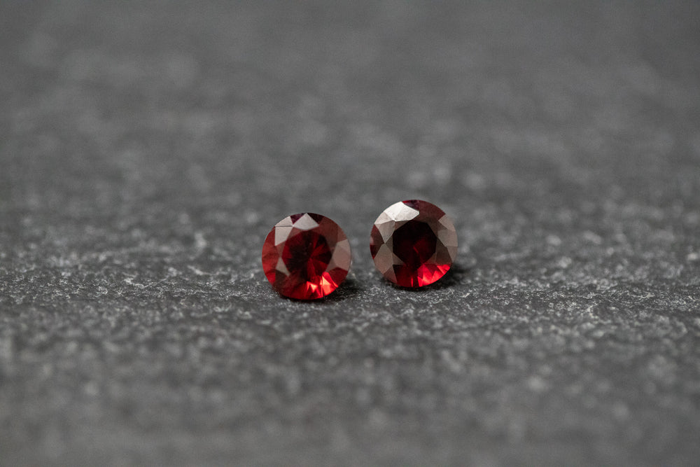 Granat Paar, rund, facettiert, rot