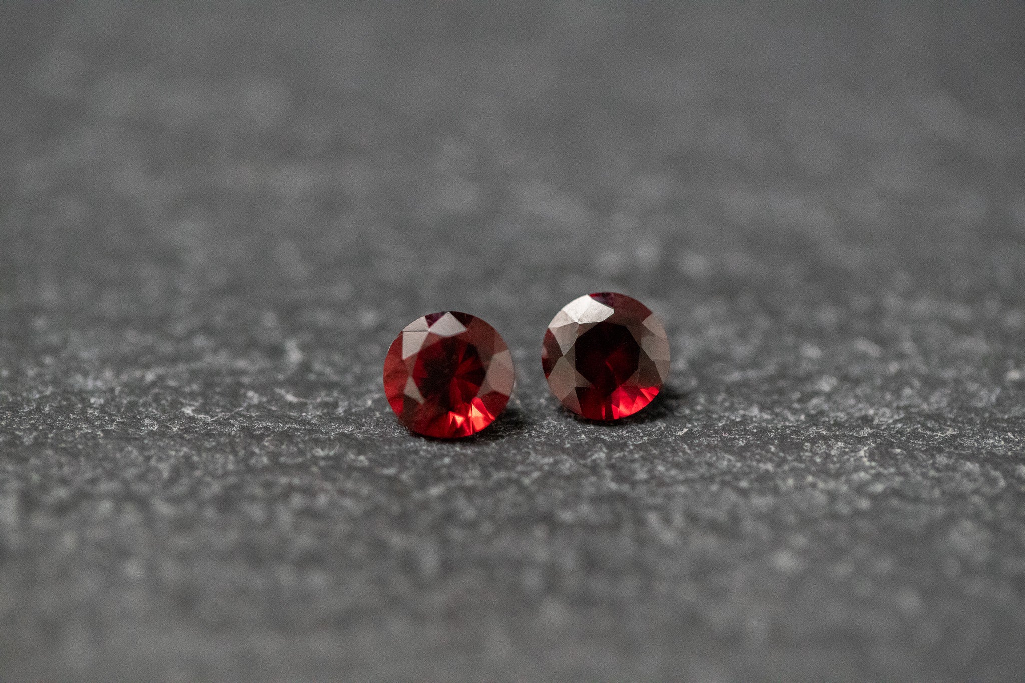 Granat Paar, rund, facettiert, rot