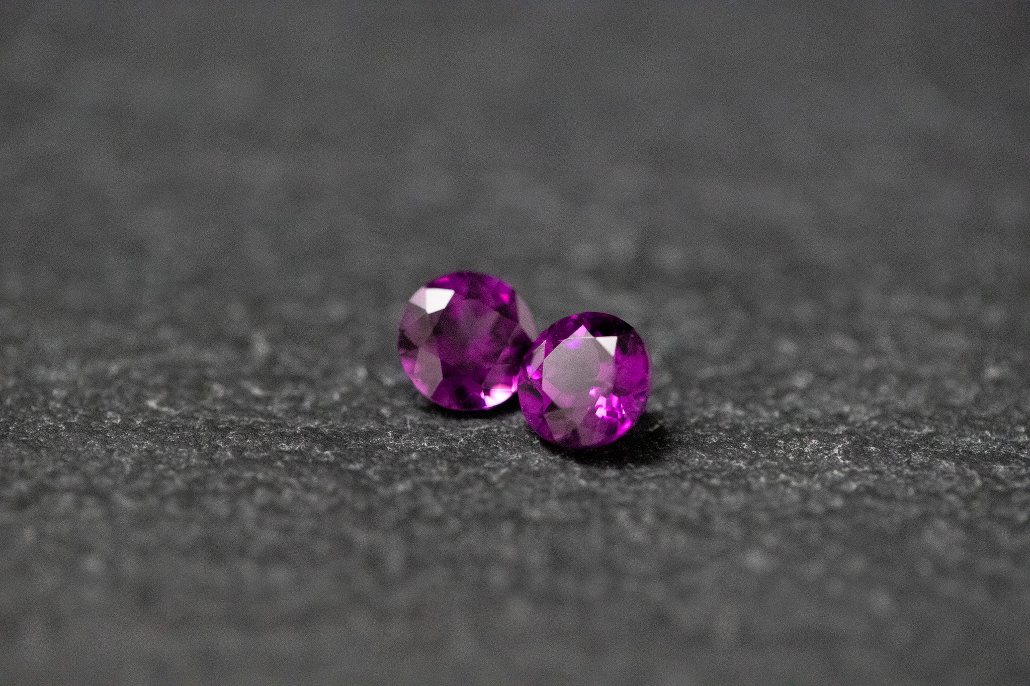 Granat Paar, rund, facettiert, Lila