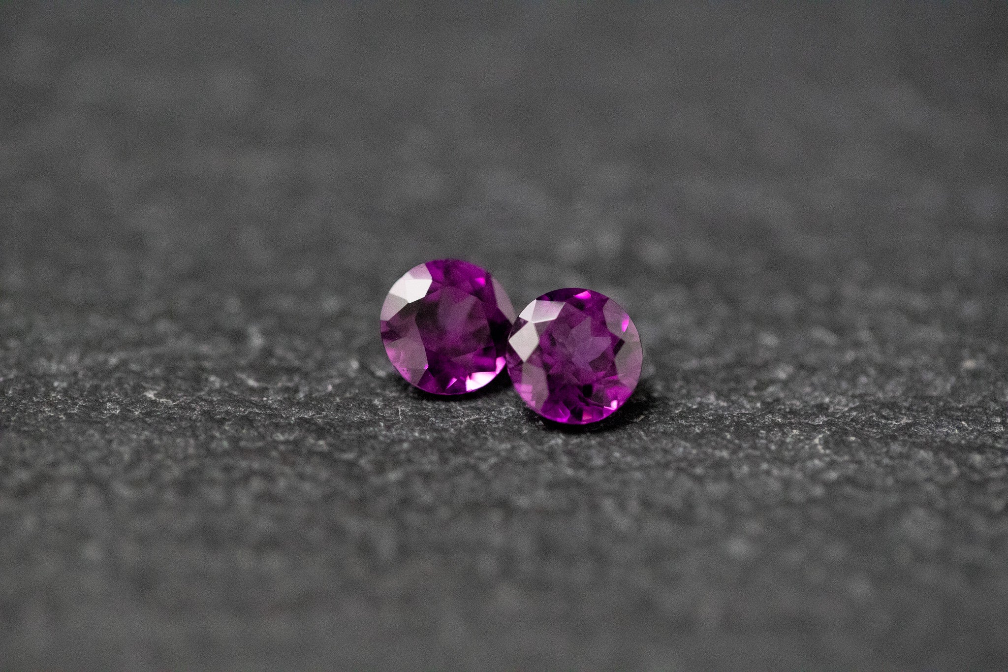 Granat Paar, rund, facettiert, Lila