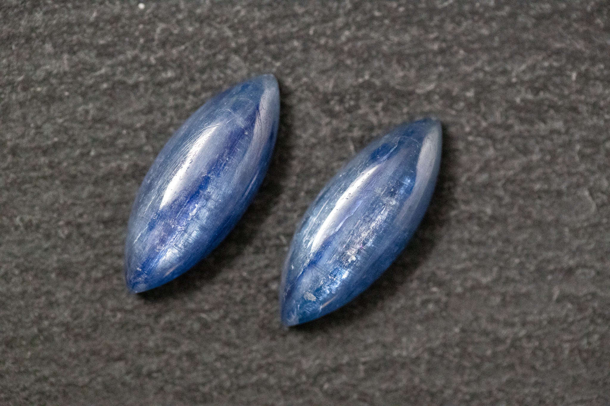 Disthen Paar, Navettenförmig, cabochon, blau