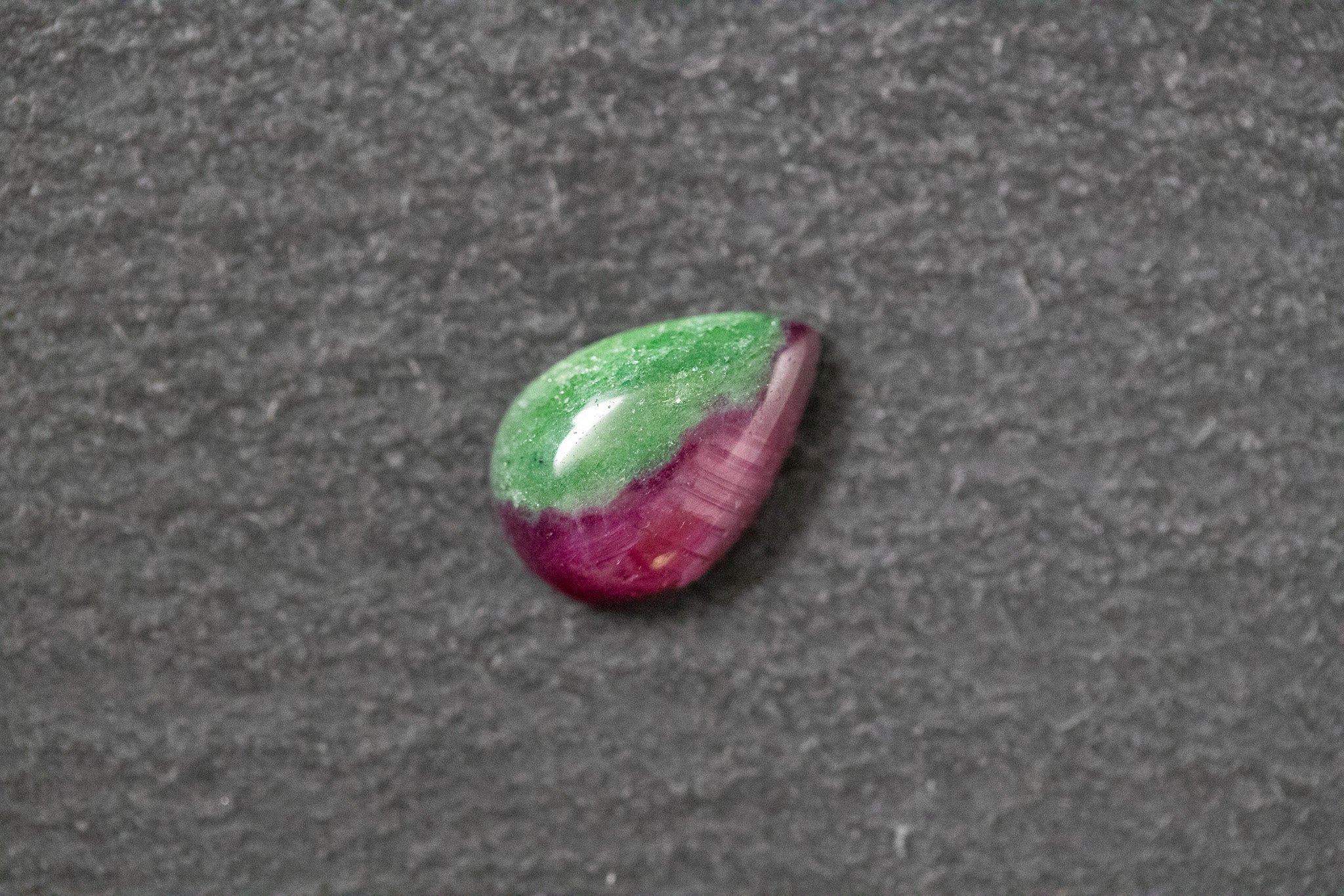 Rubin Zoisit, Tropfen, cabochon, rot, grün