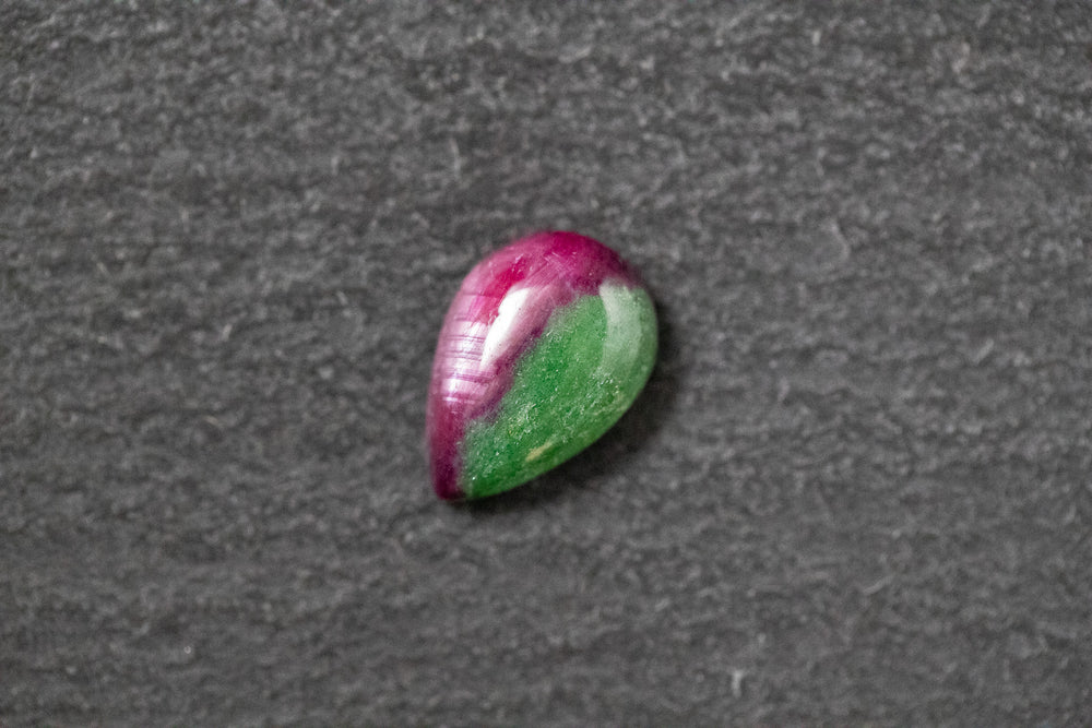 Rubin Zoisit, Tropfen, cabochon, rot, grün