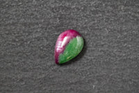 Rubin Zoisit, Tropfen, cabochon, rot, grün