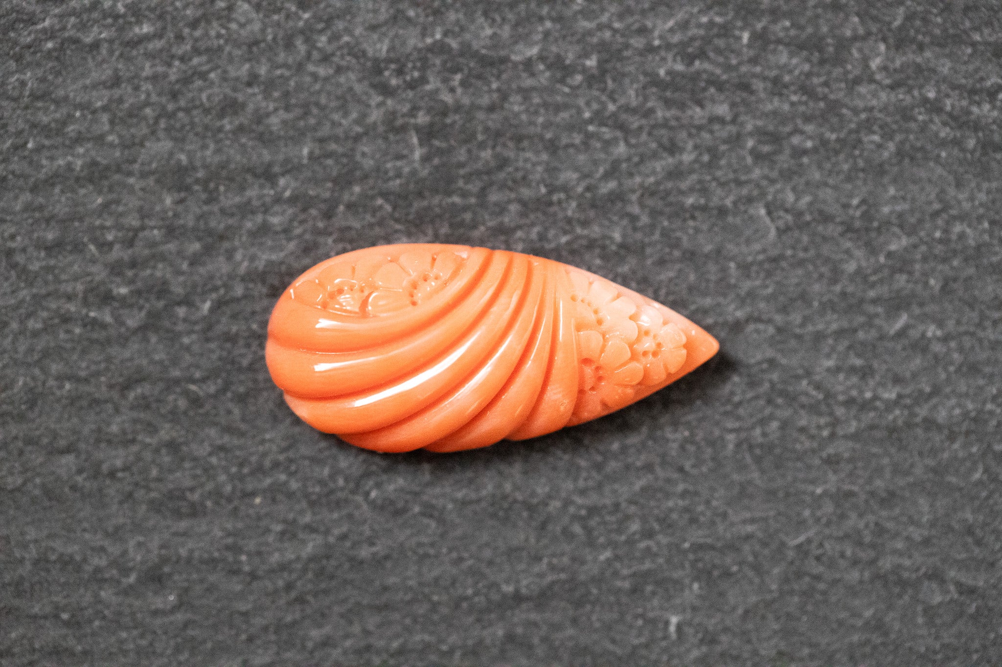 Koralle, tropfenförmig, graviert 