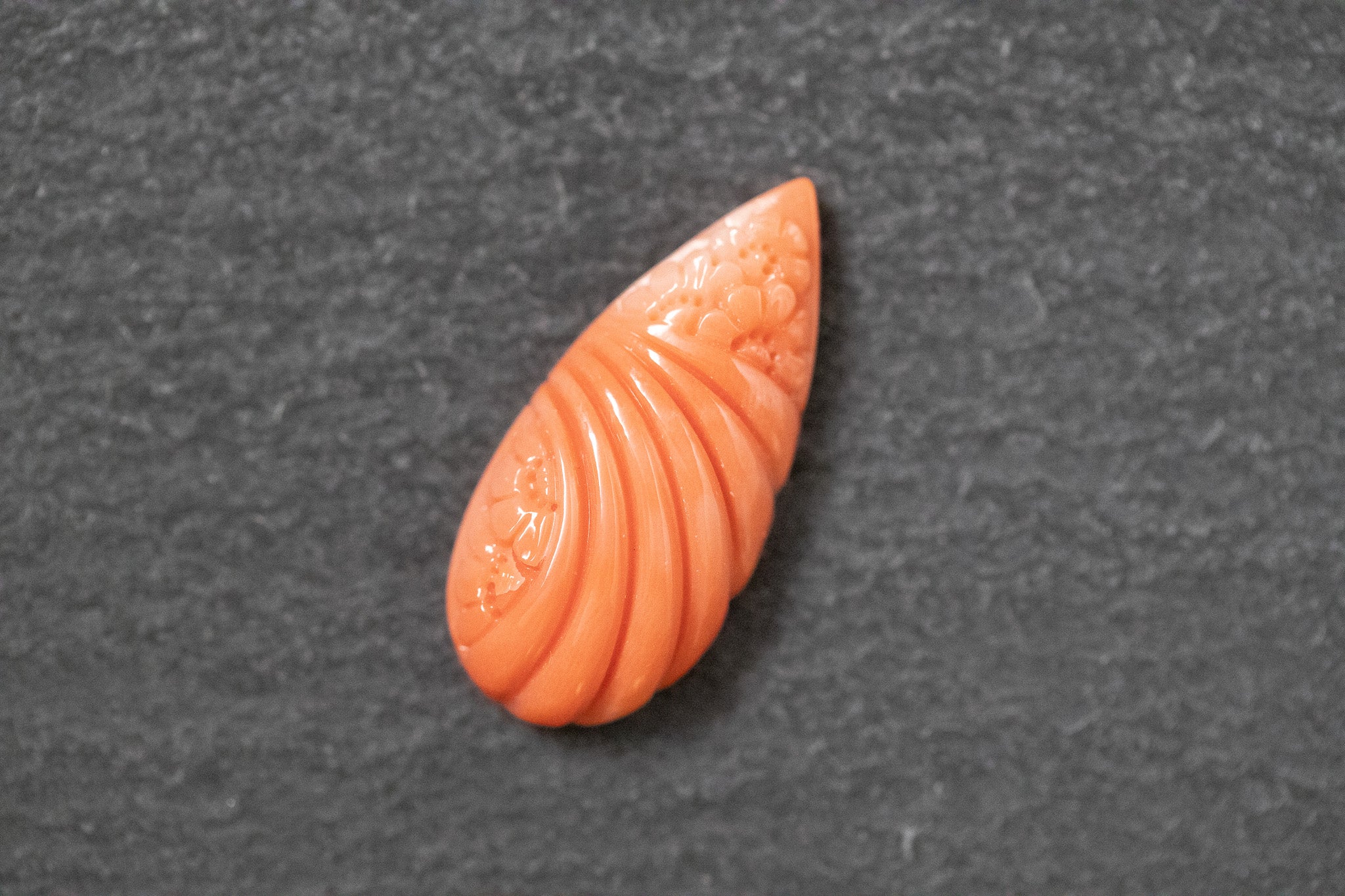 Koralle, tropfenförmig, graviert 