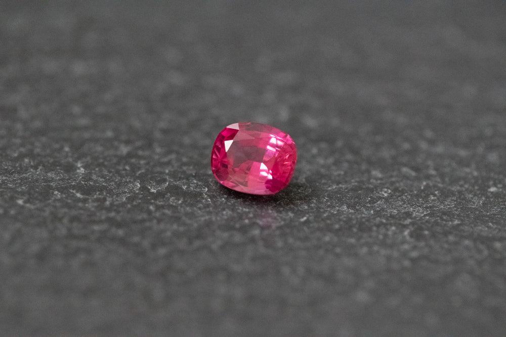 Spinell, oval, facettiert in Pink