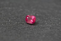 Spinell, oval, facettiert in Pink