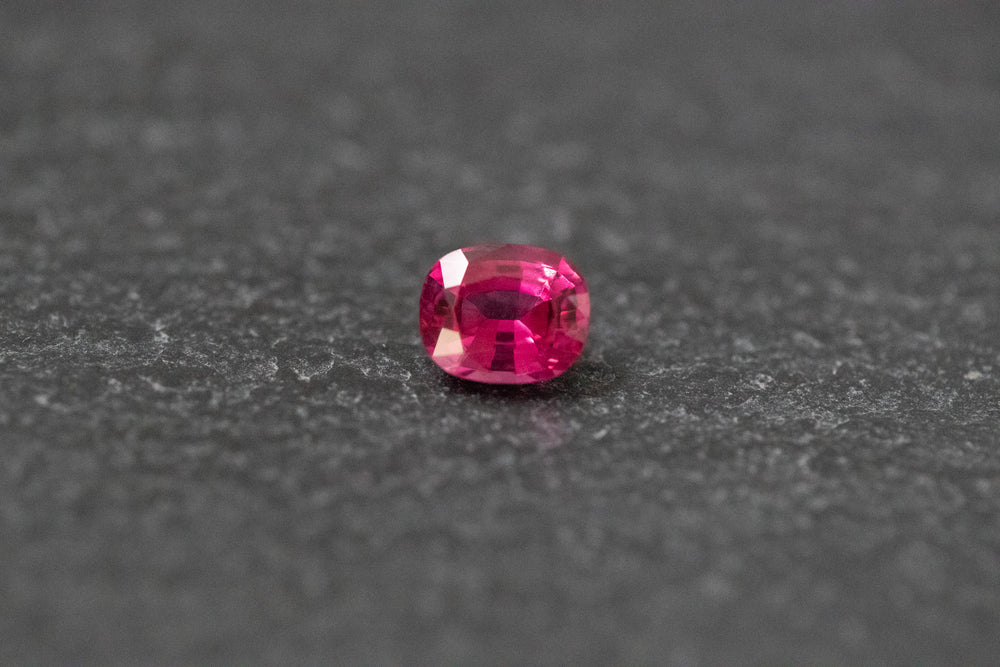 Spinell, oval, facettiert in Pink