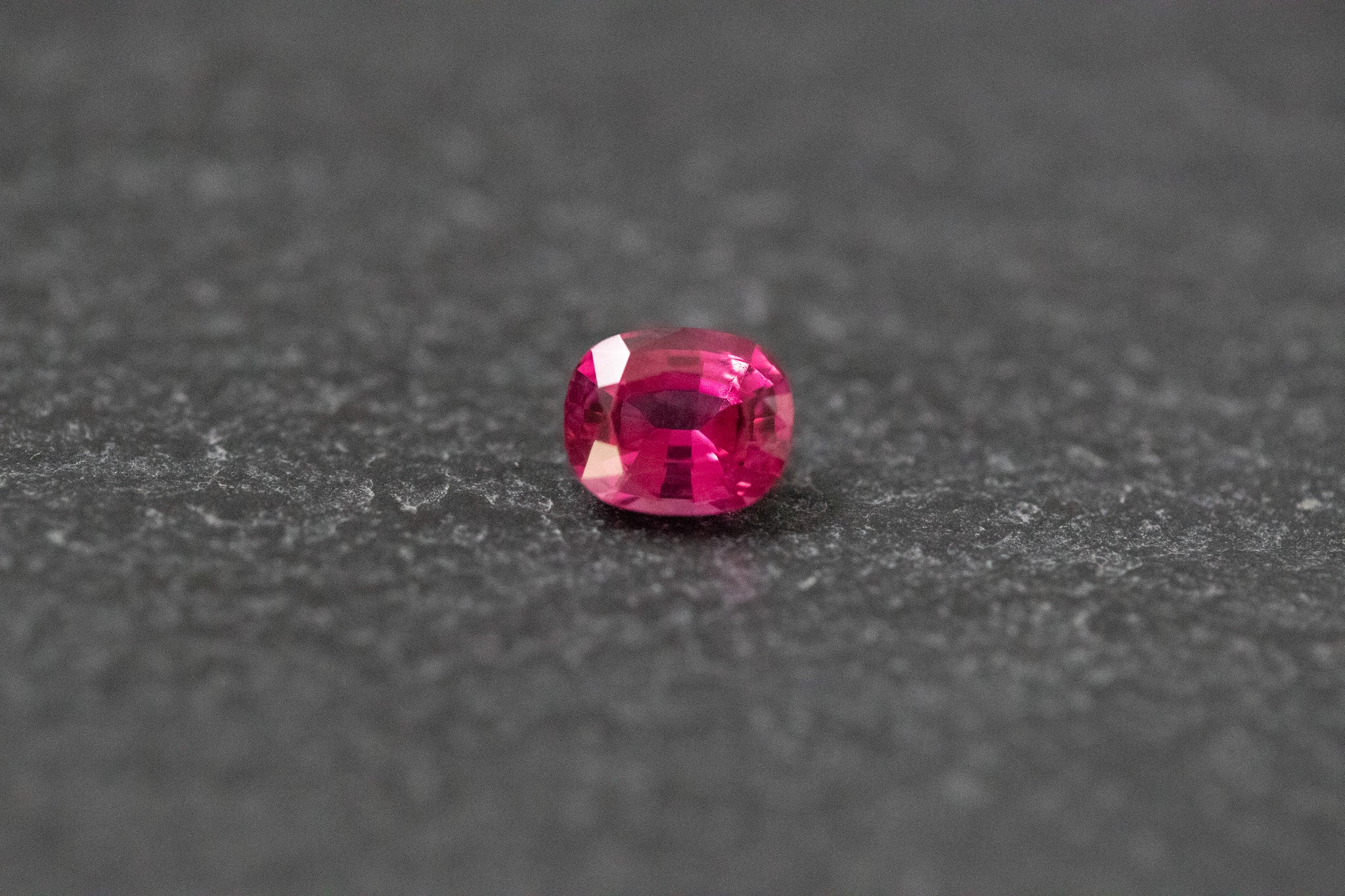 Spinell, oval, facettiert in Pink