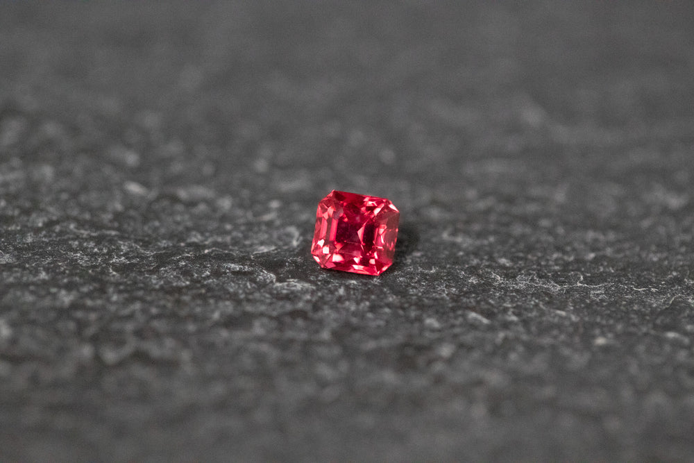 Spinell, Achteck, facettiert in pink 