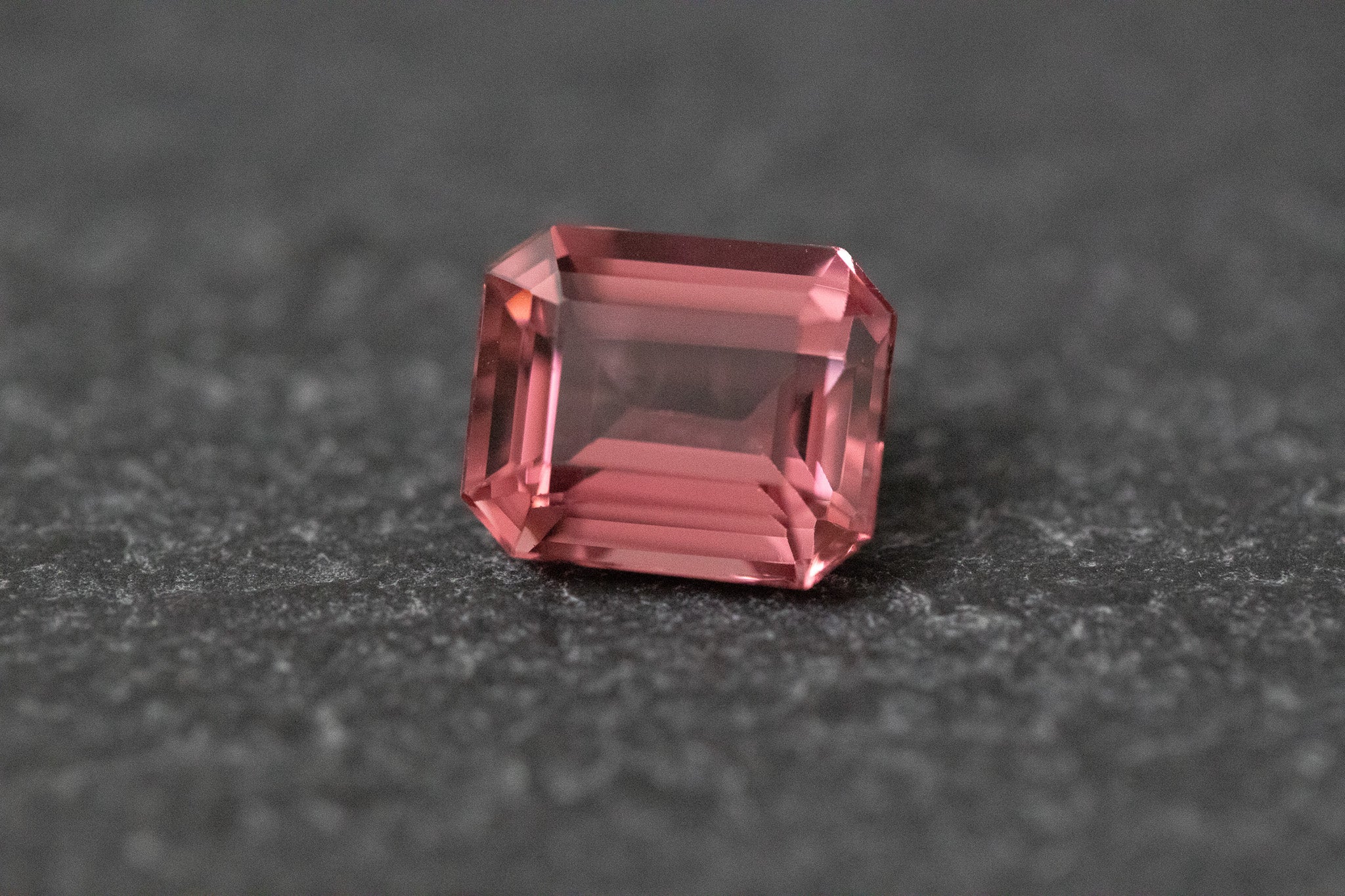 Turmalin, Achteck, Facettiert in altrosa