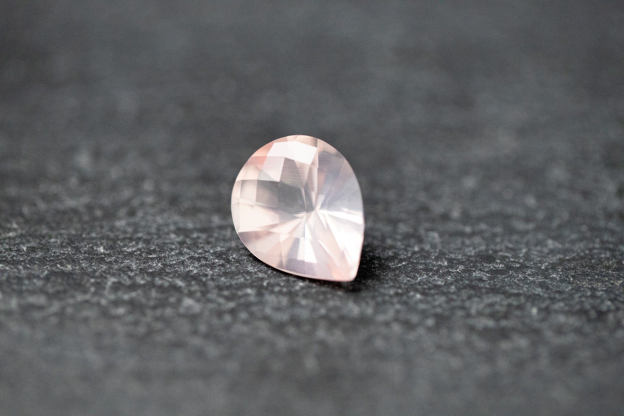 Rosenquarz, Tropfen, facettiert