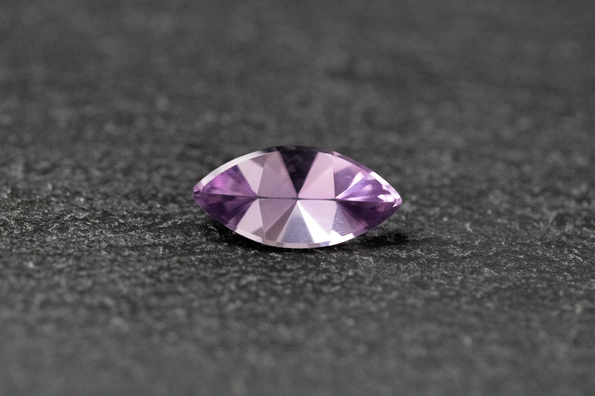 Amethyst, Navette, Spiegelschliff, violette 