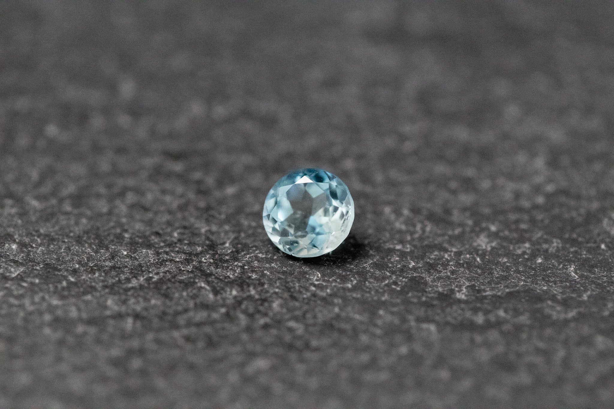Aquamarin, rund, facettiert, hellblau