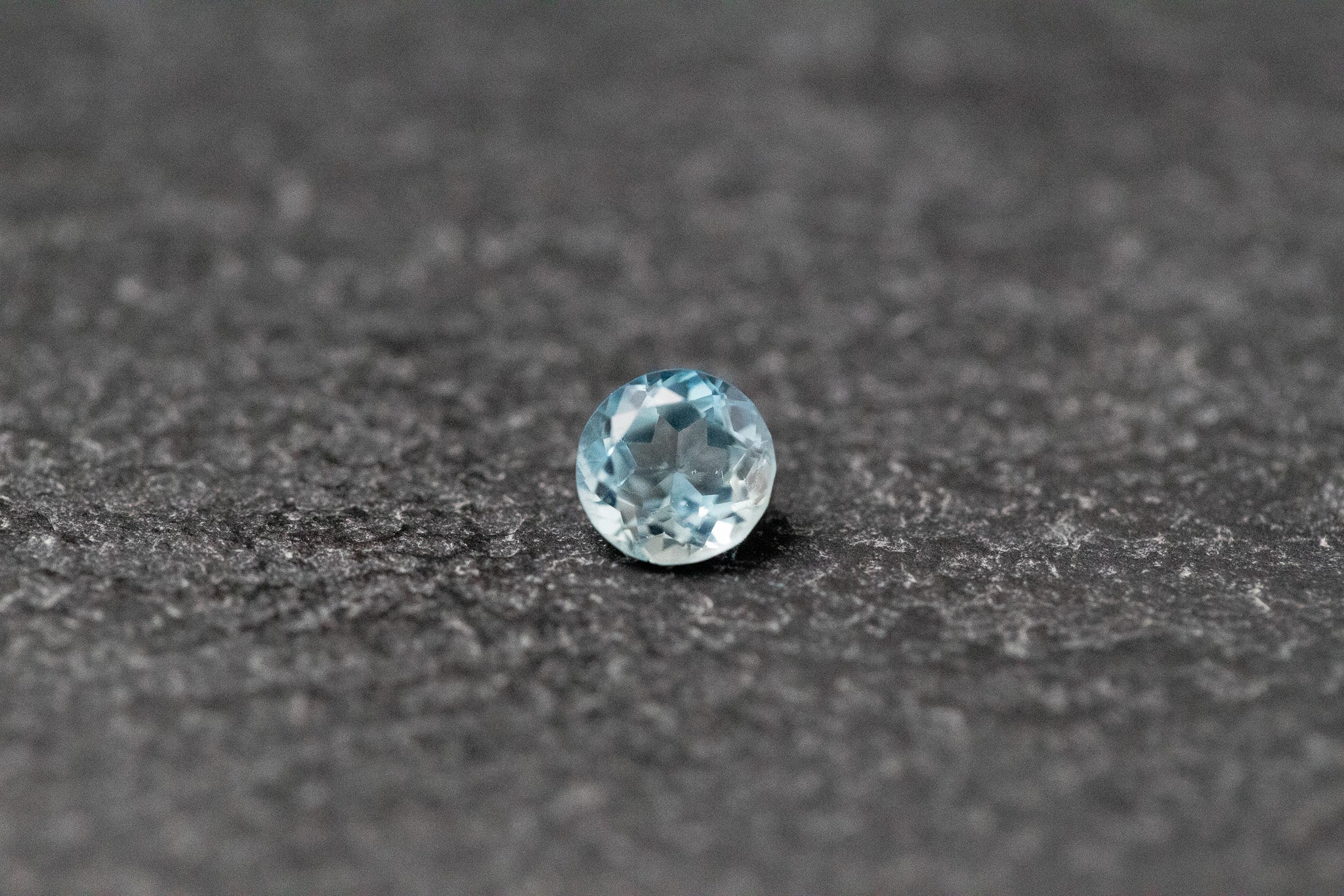 Aquamarin, rund, facettiert, hellblau