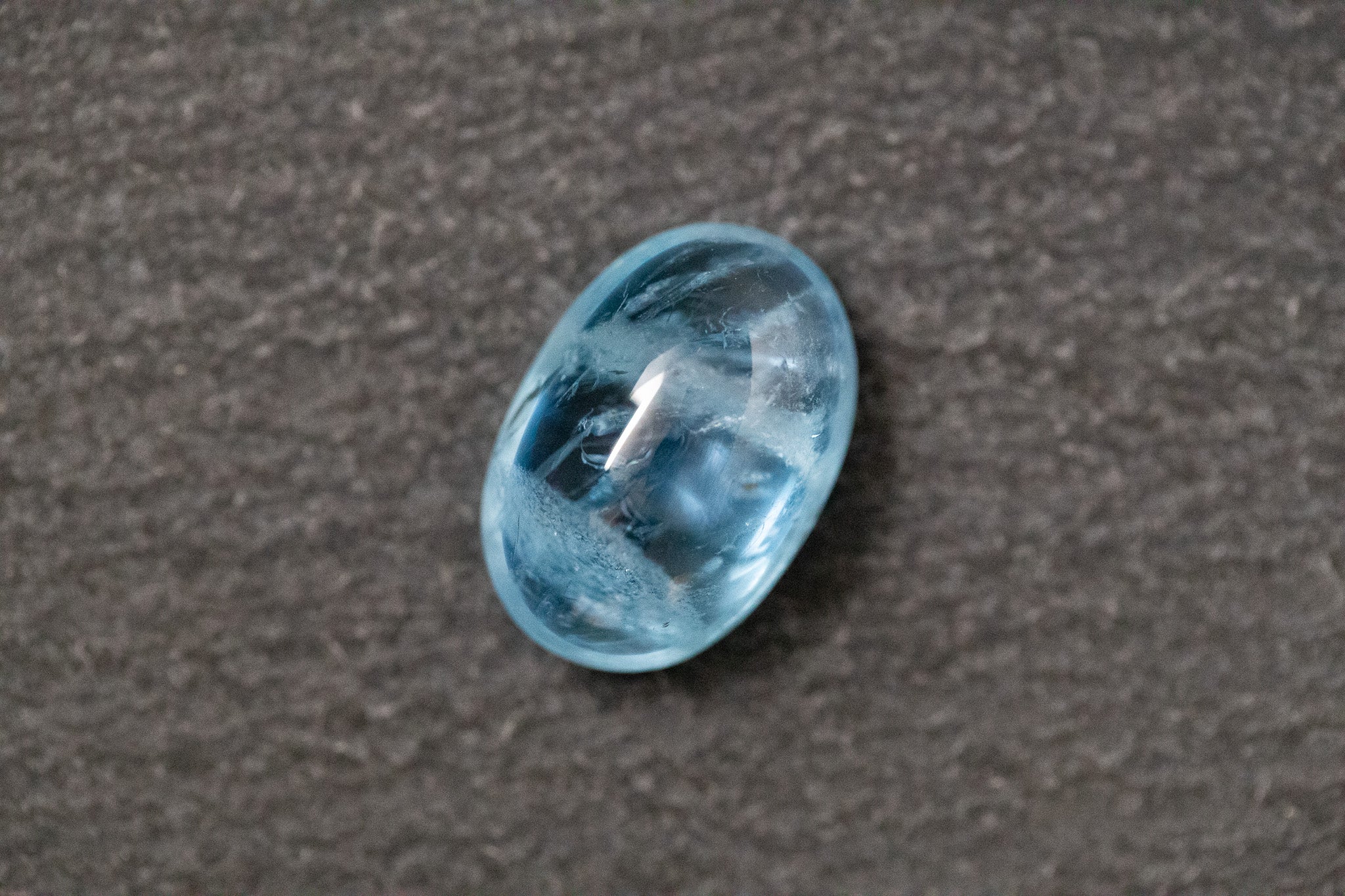 Aquamarin, oval, cabochon
