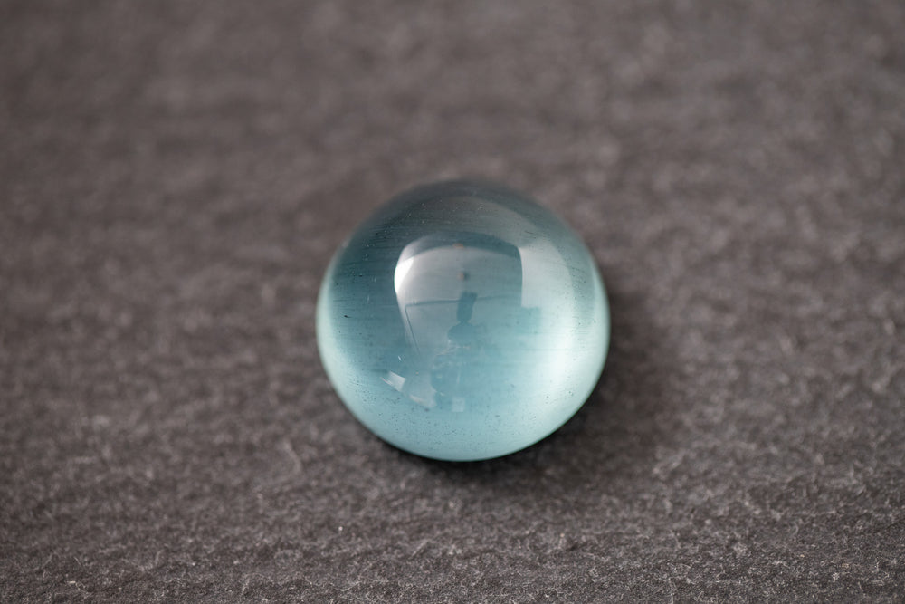 Runder Aquamarin Cabochon – glatter, polierter Edelstein mit sanfter blauer Farbe und eleganter Ausstrahlung