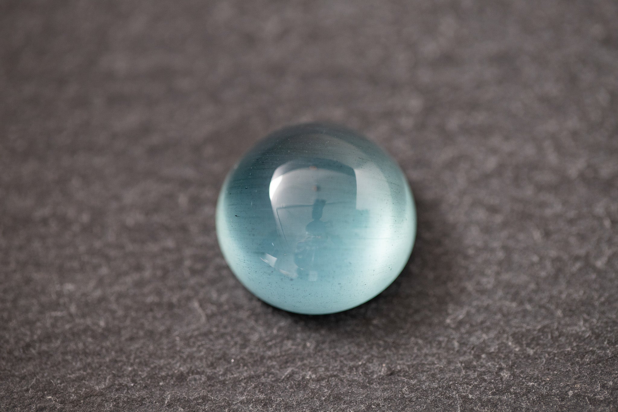 Runder Aquamarin Cabochon – glatter, polierter Edelstein mit sanfter blauer Farbe und eleganter Ausstrahlung