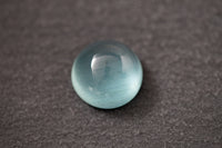 Runder Aquamarin Cabochon – glatter, polierter Edelstein mit sanfter blauer Farbe und eleganter Ausstrahlung