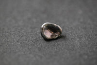 Dunkelgraue Tahitiperle in unregelmäßiger Keshi-Form mit starkem Glanz