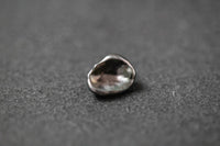 Dunkelgraue Tahitiperle in unregelmäßiger Keshi-Form mit starkem Glanz