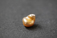 Goldfarbene Keshi-Frischwasserperle mit unregelmäßiger Form und natürlichem Glanz