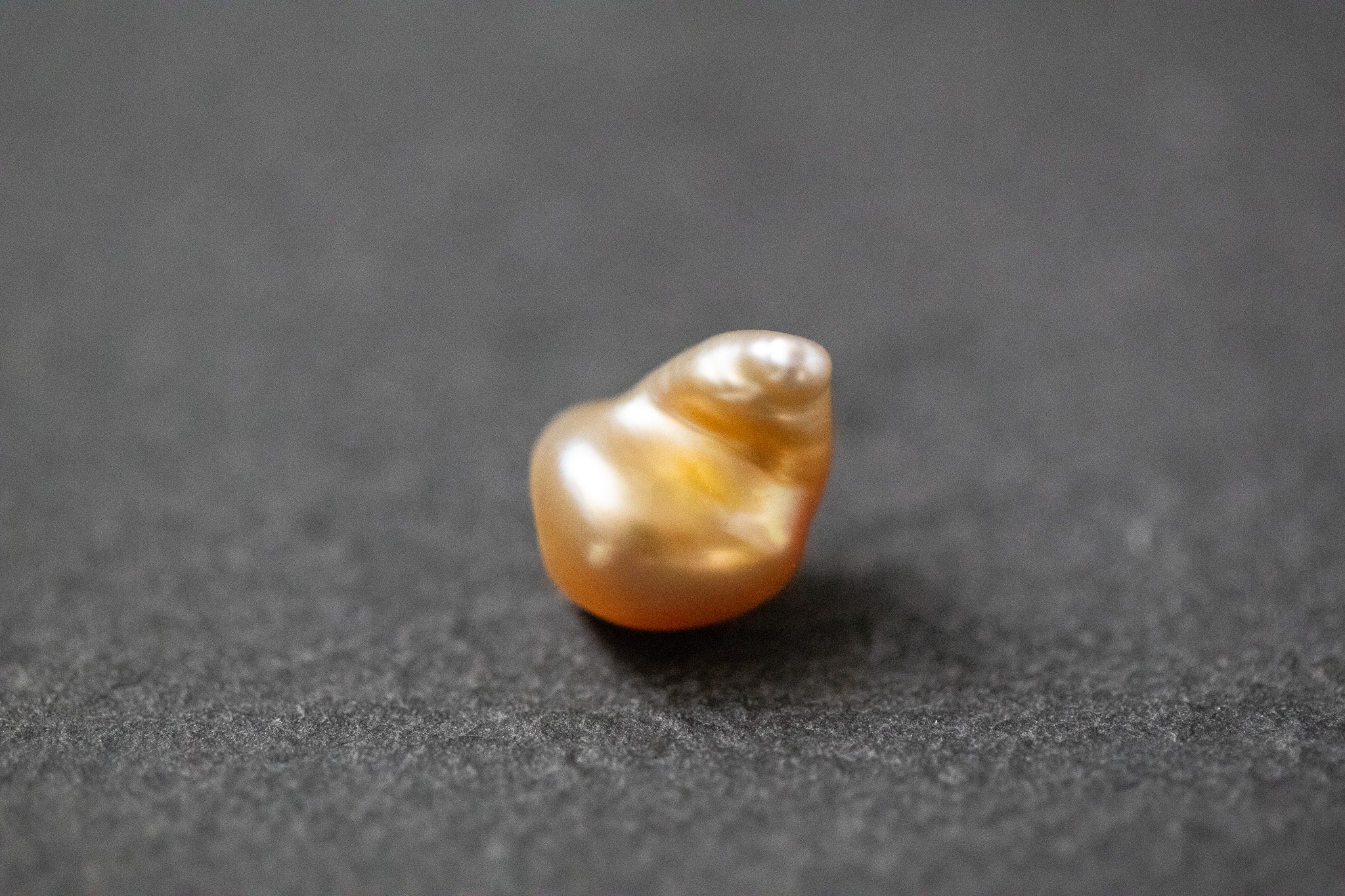 Goldfarbene Keshi-Frischwasserperle mit unregelmäßiger Form und natürlichem Glanz