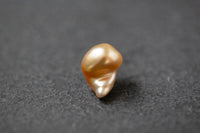 Goldfarbene Keshi-Frischwasserperle mit unregelmäßiger Form und natürlichem Glanz
