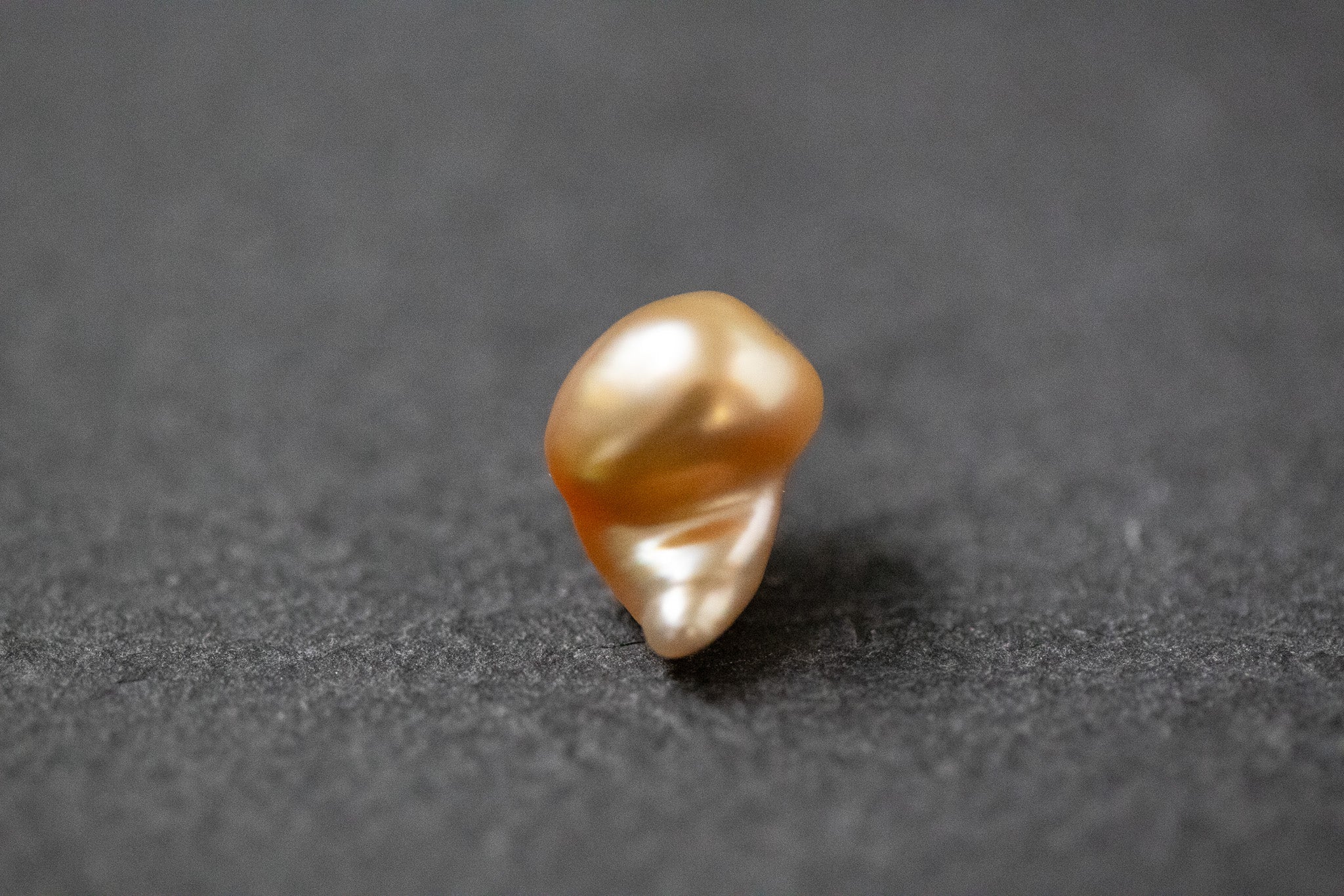 Goldfarbene Keshi-Frischwasserperle mit unregelmäßiger Form und natürlichem Glanz