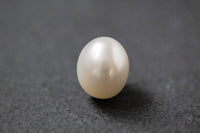 Ovale, weiße Südseeperlen mit sanftem Schimmer 