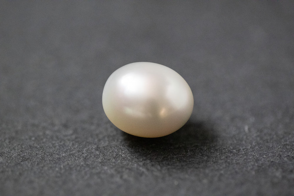 Ovale, weiße Südseeperlen mit sanftem Schimmer 