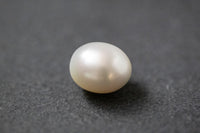 Ovale, weiße Südseeperlen mit sanftem Schimmer 