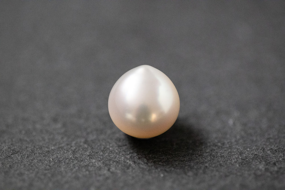 Weiße, tropfenförmige Südseeperle mit starkem Lüster