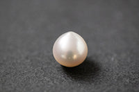 Weiße, tropfenförmige Südseeperle mit starkem Lüster