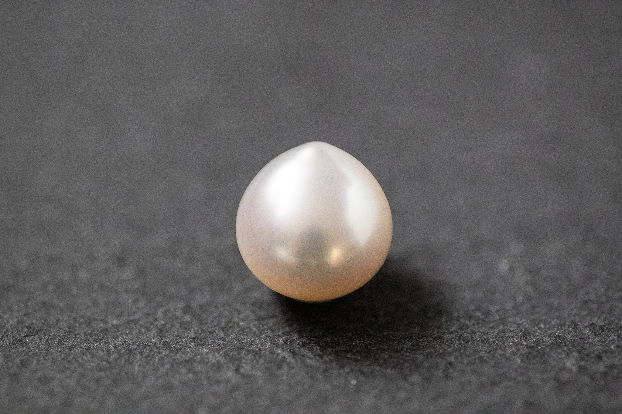Weiße, tropfenförmige Südseeperle mit starkem Lüster