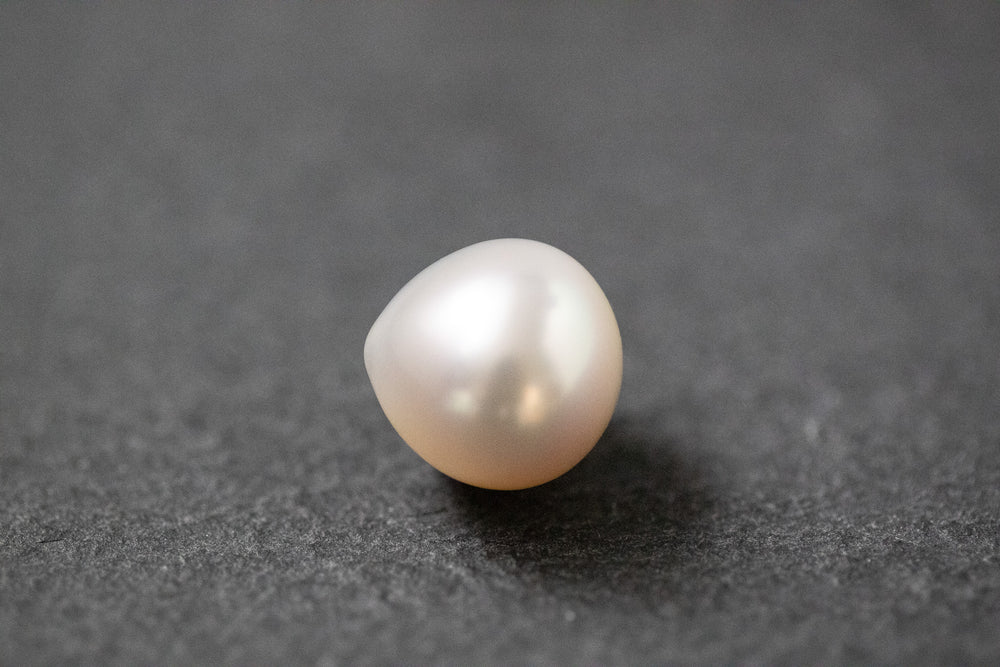 Weiße, tropfenförmige Südseeperle mit starkem Lüster