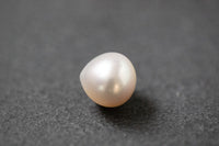 Weiße, tropfenförmige Südseeperle mit starkem Lüster