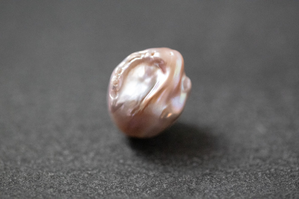 Rosa barocke Frischwasserperle mit unregelmäßiger Form und zartem Glanz