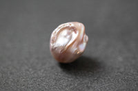 Rosa barocke Frischwasserperle mit unregelmäßiger Form und zartem Glanz