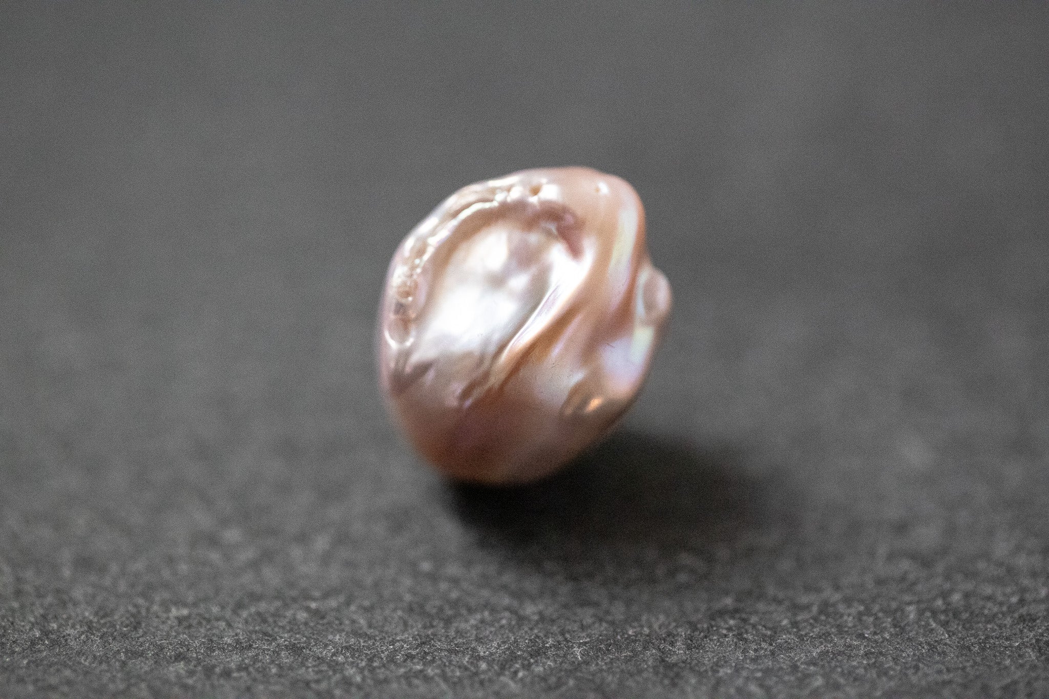 Rosa barocke Frischwasserperle mit unregelmäßiger Form und zartem Glanz