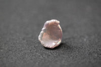 Rosa Keshi-Frischwasserperle mit unregelmäßiger Form und feinem Glanz 