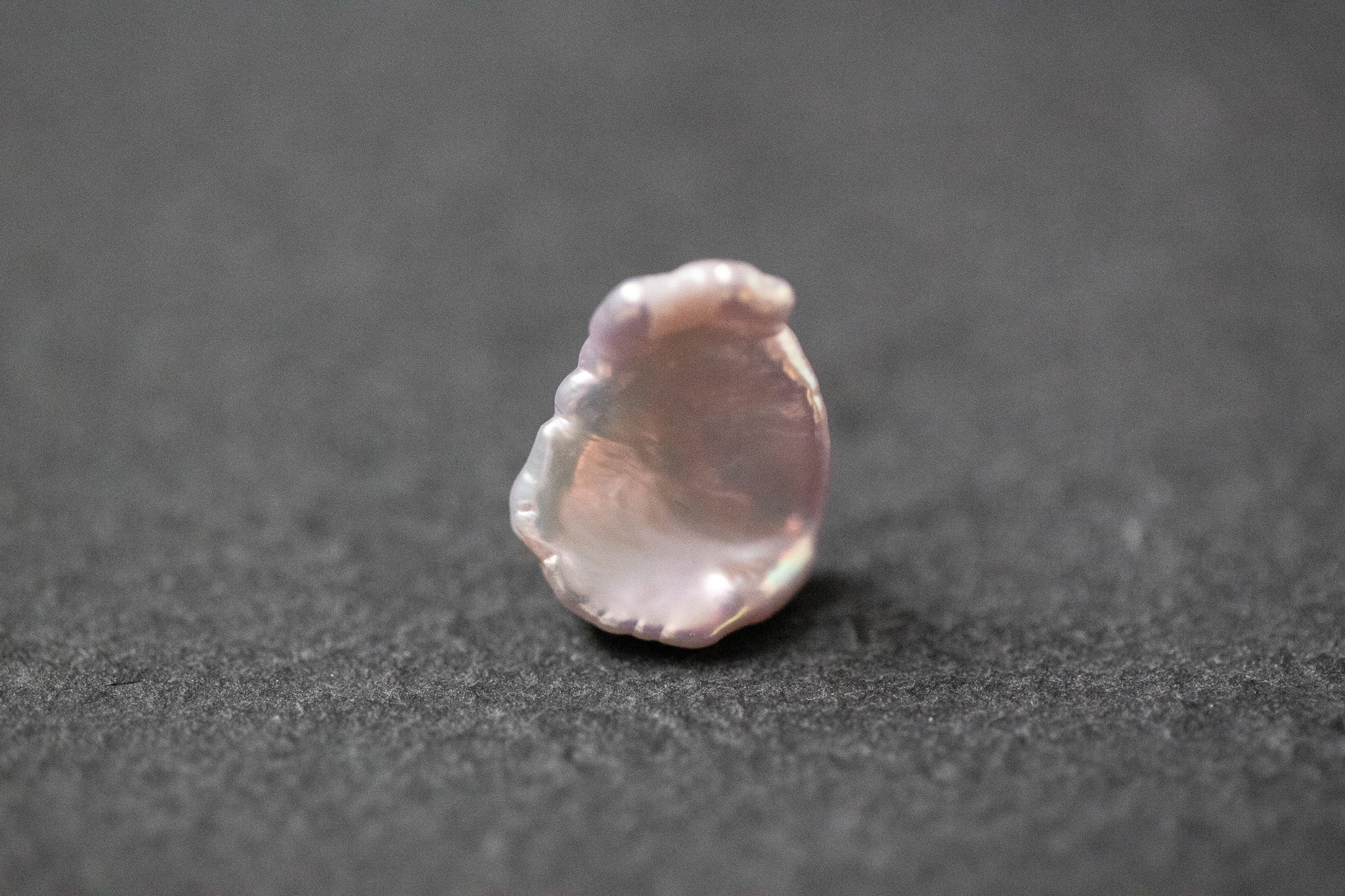 Rosa Keshi-Frischwasserperle mit unregelmäßiger Form und feinem Glanz 