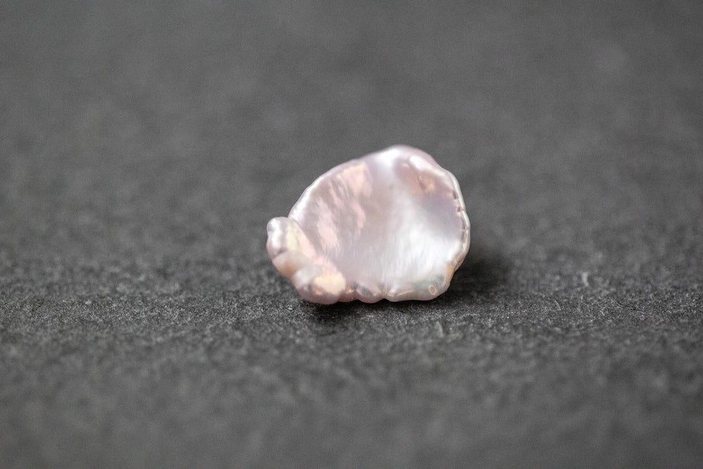 Rosa Keshi-Frischwasserperle mit flacher, unregelmäßiger Form und feinem Glanz 