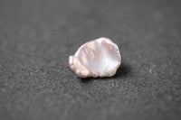 Rosa Keshi-Frischwasserperle mit flacher, unregelmäßiger Form und feinem Glanz 