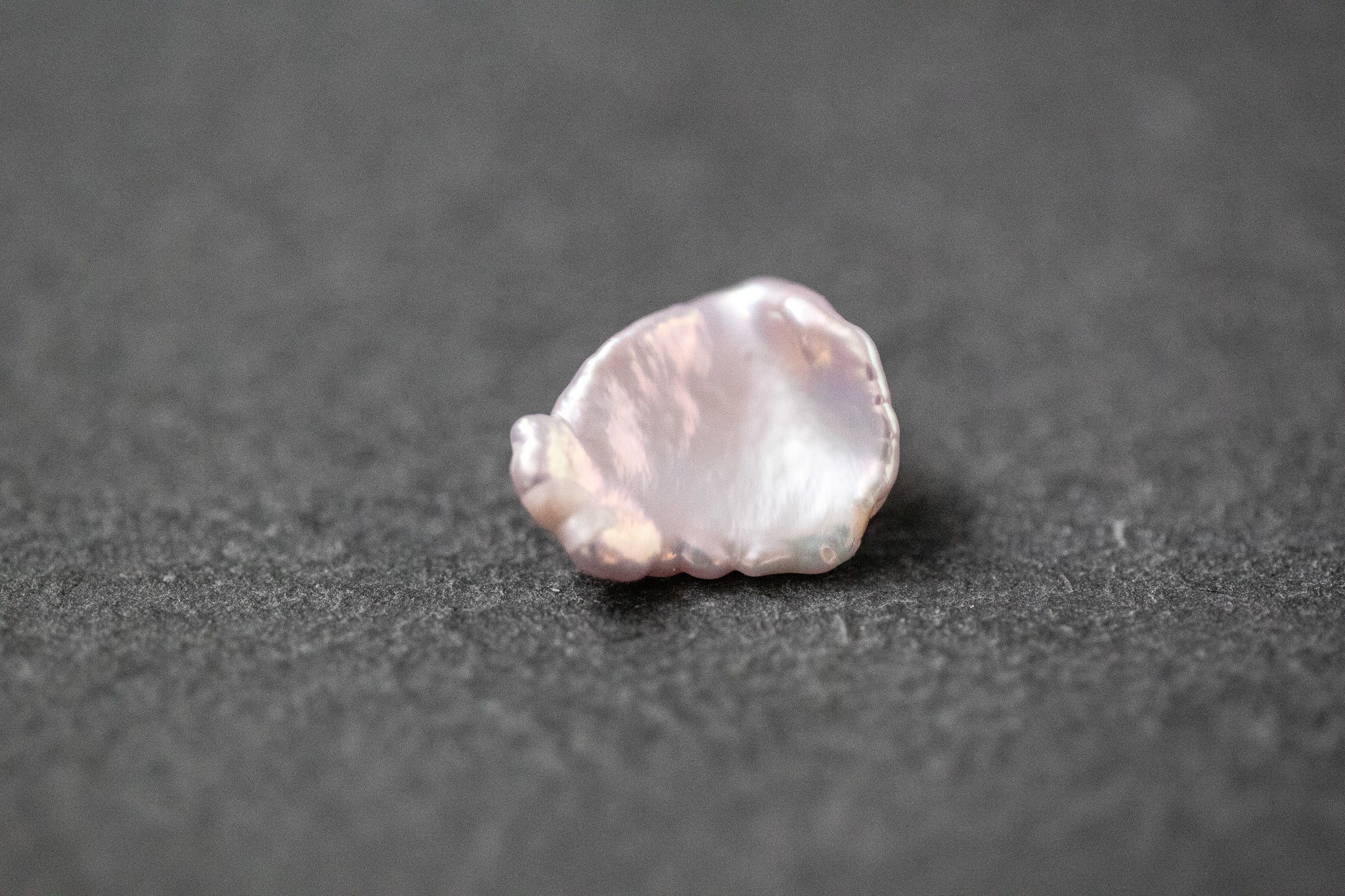 Rosa Keshi-Frischwasserperle mit flacher, unregelmäßiger Form und feinem Glanz 